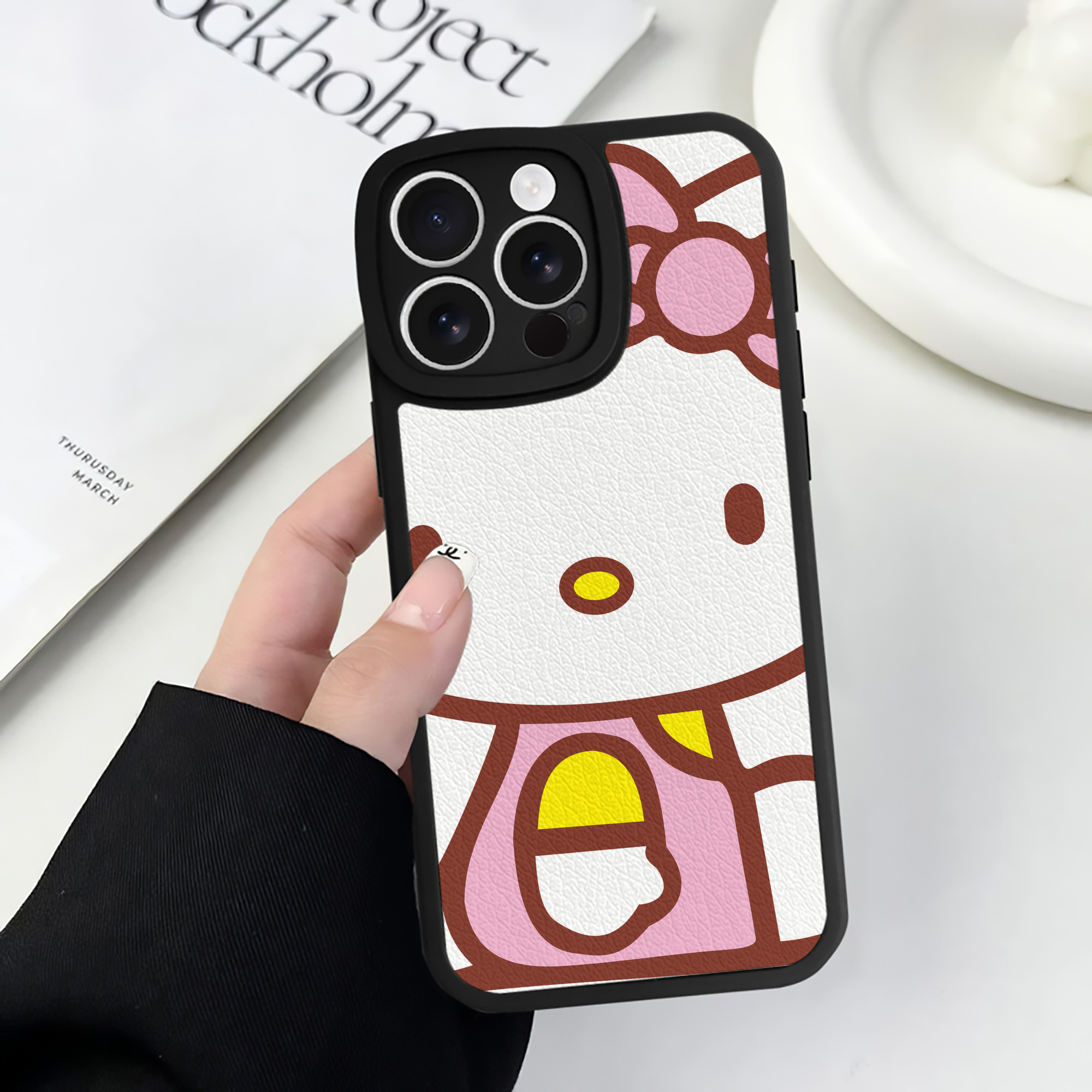 （画像用） Hello Kitty ハローキティ 【iPhone 16シリーズ対応】シリコンスマホケース（レザー調） 材質：シリコン
